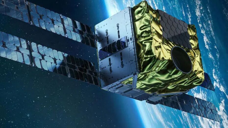 En satellit der svæver over jorden ude i rummet