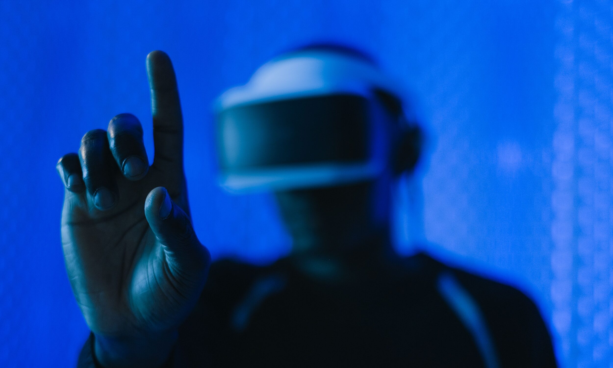 Mand med VR-briller