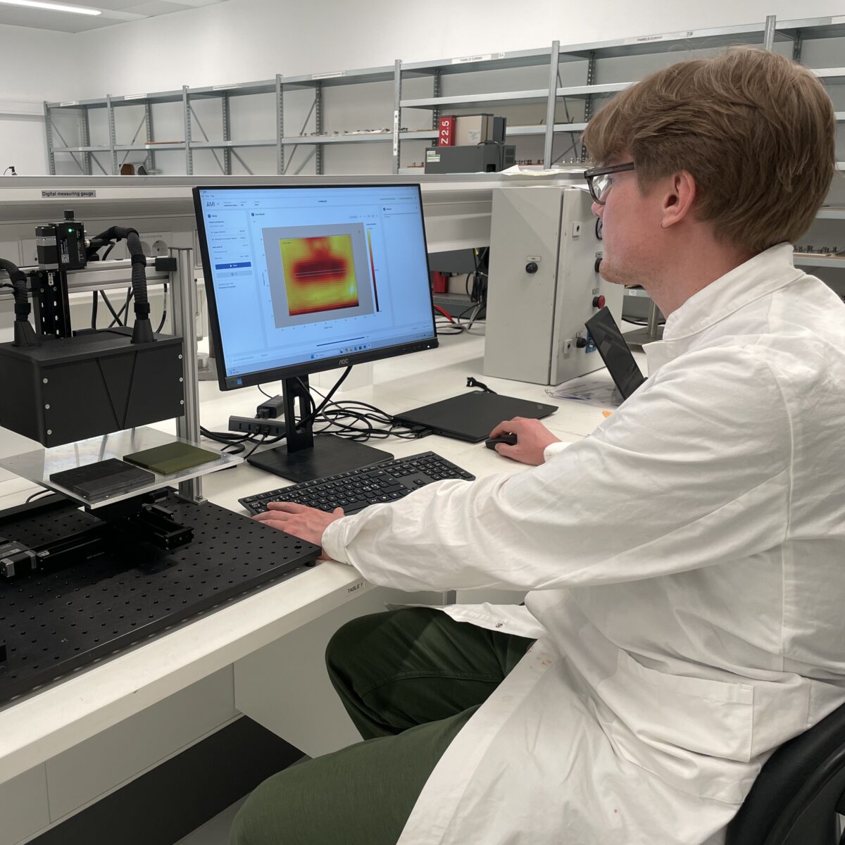 En forsker der arbejder ved en computer