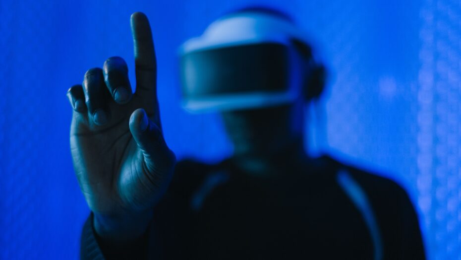 Mand med VR-briller