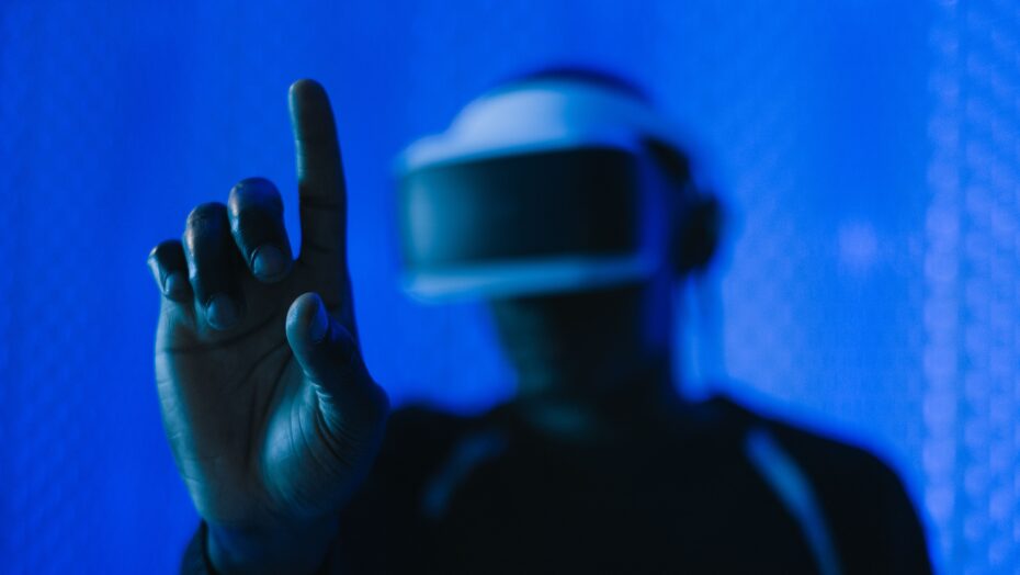 Mand med VR-briller