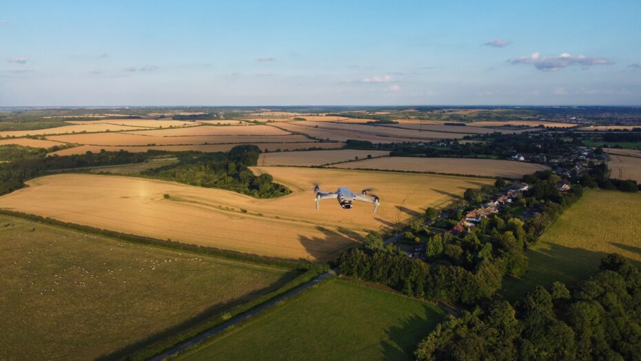 drone der flyver over marker